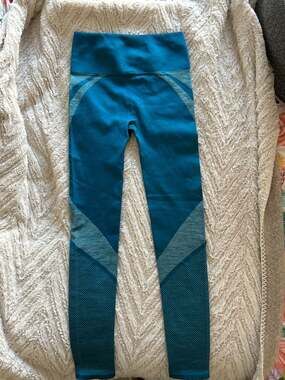 Fabletics High-Waisted Seamless Dot Legging in Teal / Fjord Dark Jade XS